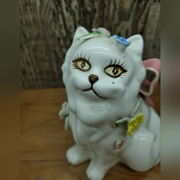 Artistic Gifts Inc Ceramic White Cat with Flowers & Bow Made In Taiwan Vintage - Picture 2 of 9